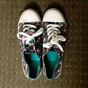 Airwalk canvas shoes